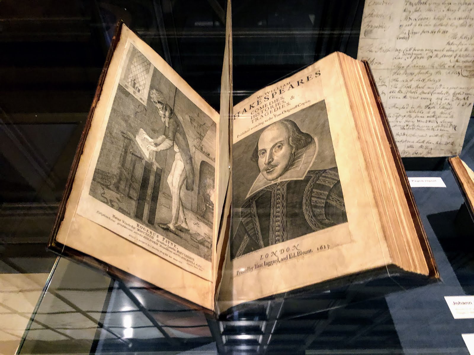 Шекспир книжная выставка в библиотеке. Фолио Шекспира. Уильям Шекспир первое Фолио. Первое издание Шекспира. Вильям Шекспир 1 Фолио.