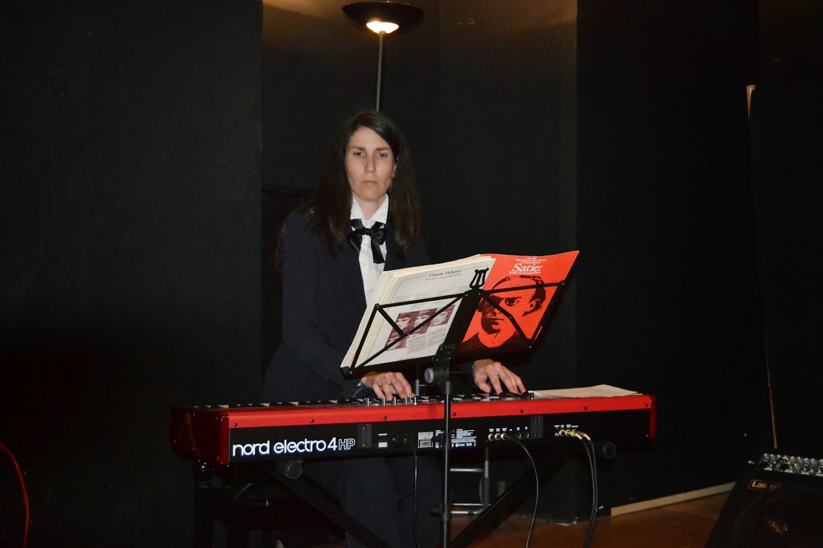 Ara García Rubio toca el piano