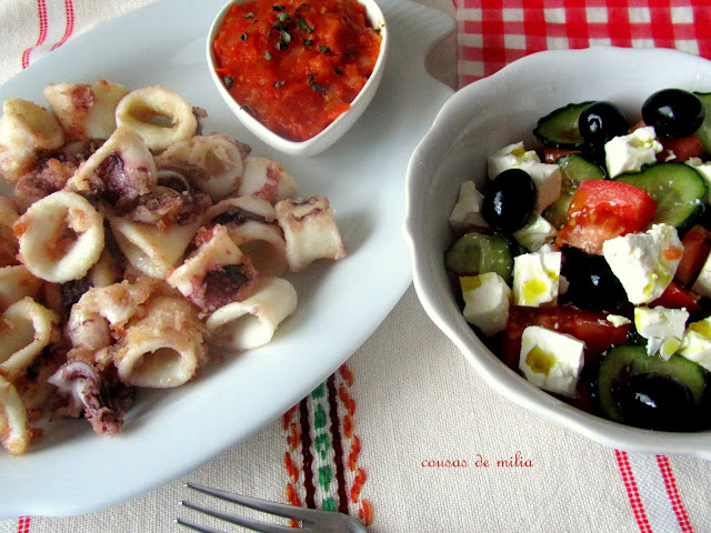 Ensalada, calamares, y salsa de tomate griegos