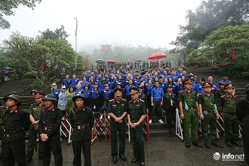 Chùm ảnh lực lượng tình nguyện đội mưa làm hàng rào tại Đền Hùng - Ảnh 13