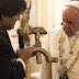 Evo Morales obsequia al Papa con un 'crucifijo-hoz-martillo'