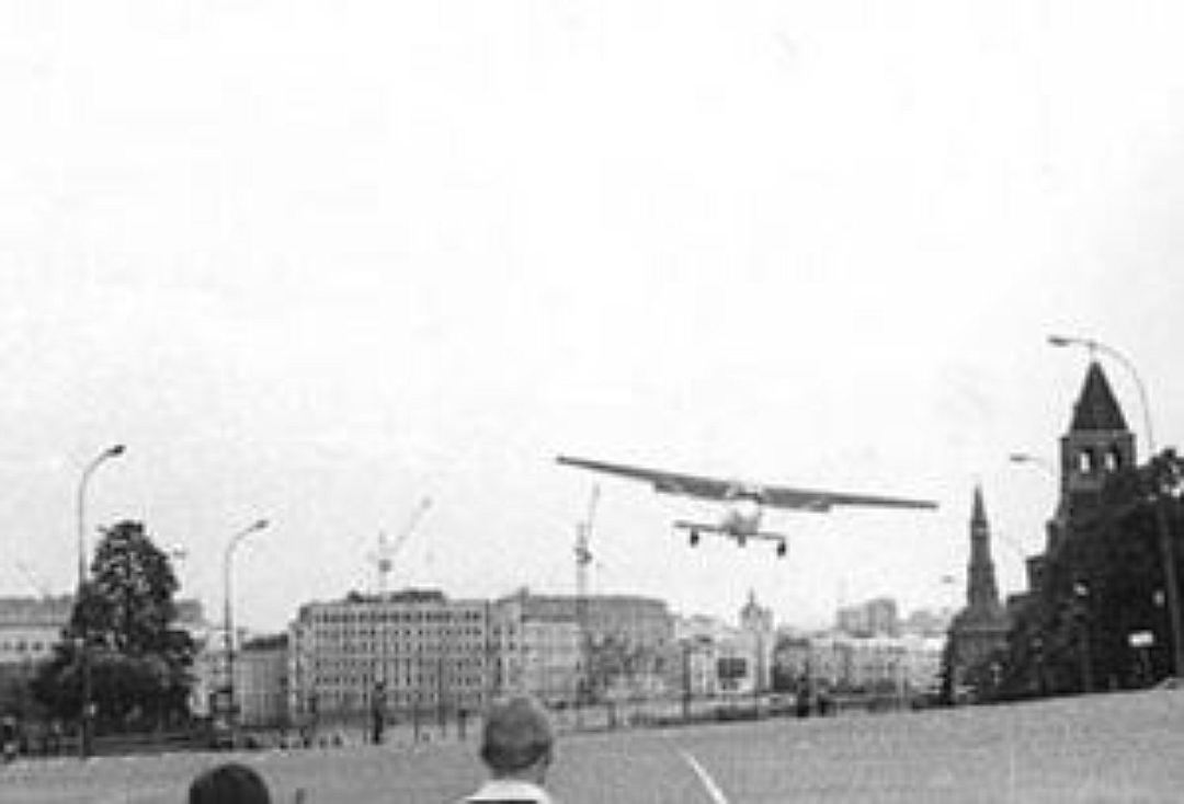 Приземлился на красной площади в 1987. Матиас Руст на красной площади 1987. Руст приземлился на красной площади в 1987. Самолет Матиаса Руста. Самолет Матиаса Руста на красной площади.