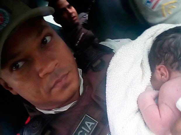 Criança foi levada para Hospital Regional de Camaçari (Foto: Polícia Militar/Divulgação)