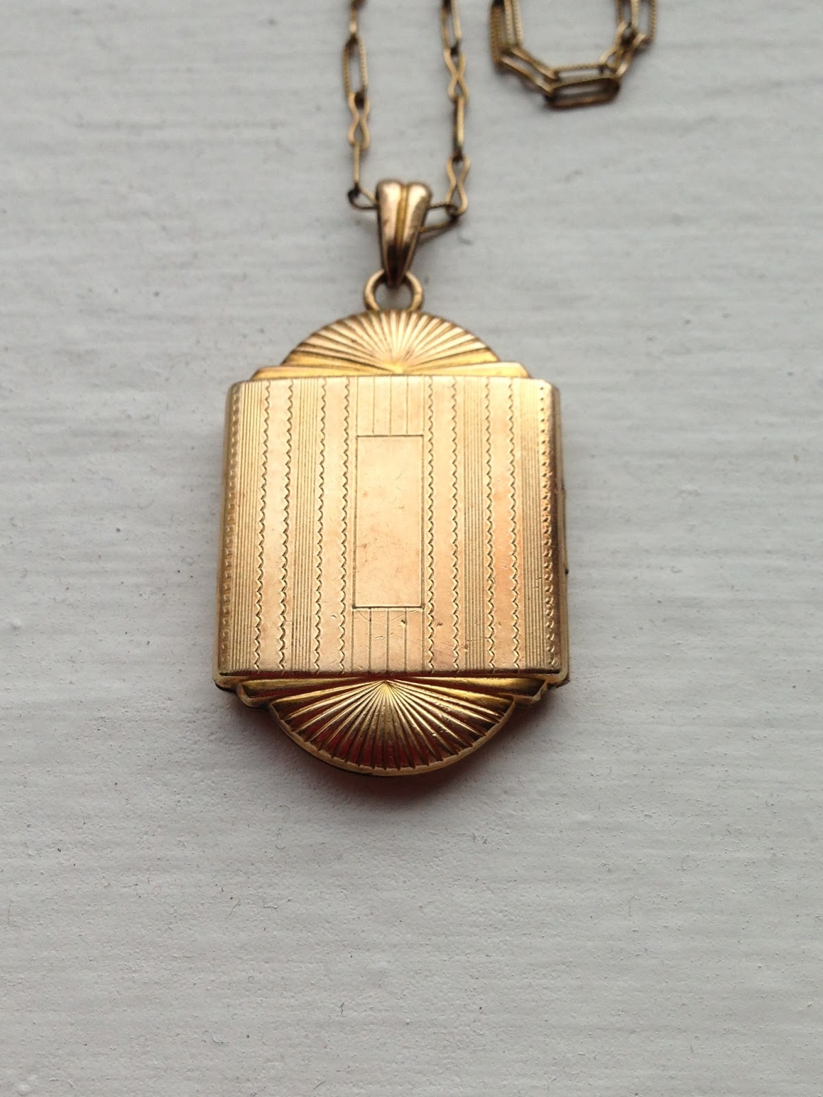MemoryStation Antique Art Deco Scallop Edged Locket