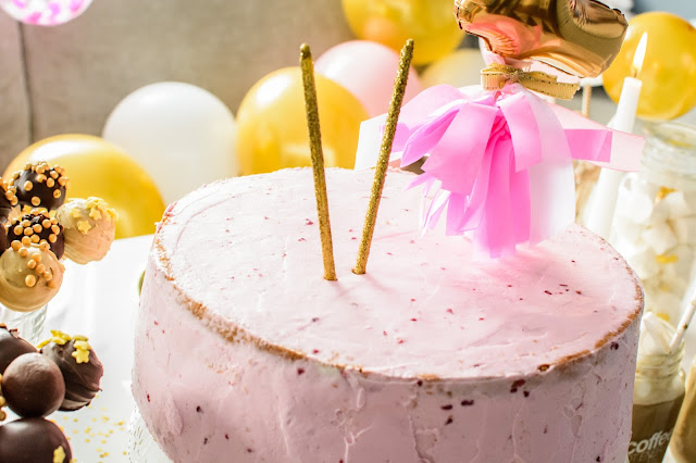 tort malinowy urodzinowy