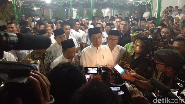 Kunjungi PP Girikusumo, Jokowi Diberi Tongkat Milik Pengasuh
