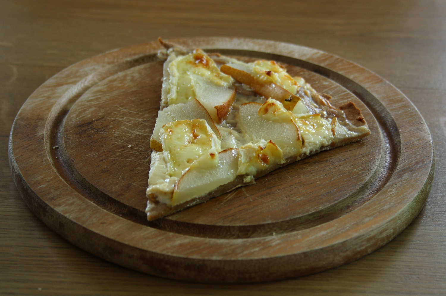 Vollkorn-Flammkuchen mit Birnen, Honig und Camembert – The Vegetarian ...