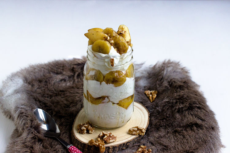 Weihnachtliche Joghurtcreme mit Bratapfel-Bananen-Walnuss Topping