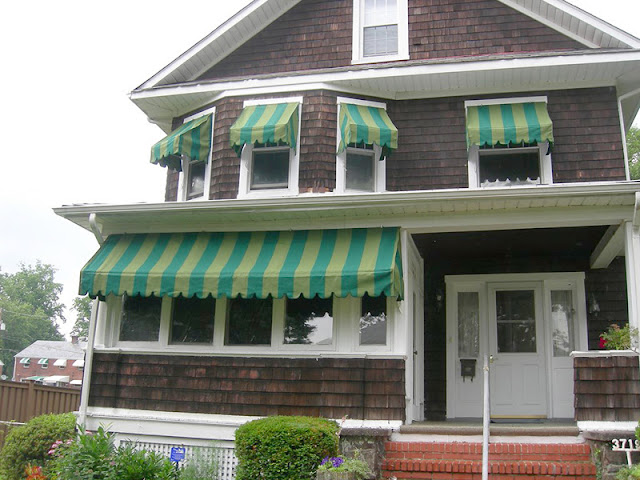 Kanopi kain warna hijau depan rumah