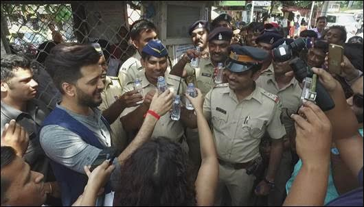 Riteish Deshmukh and Vivek Oberoi become a part of ‘Chaar Bottle Roz Ka’ – an initiative by 93.5 RED FM Riteish Deshmukh and Vivek Oberoi become a part of ‘Chaar Bottle Roz Ka’ – an initiative by 93.5 RED FM