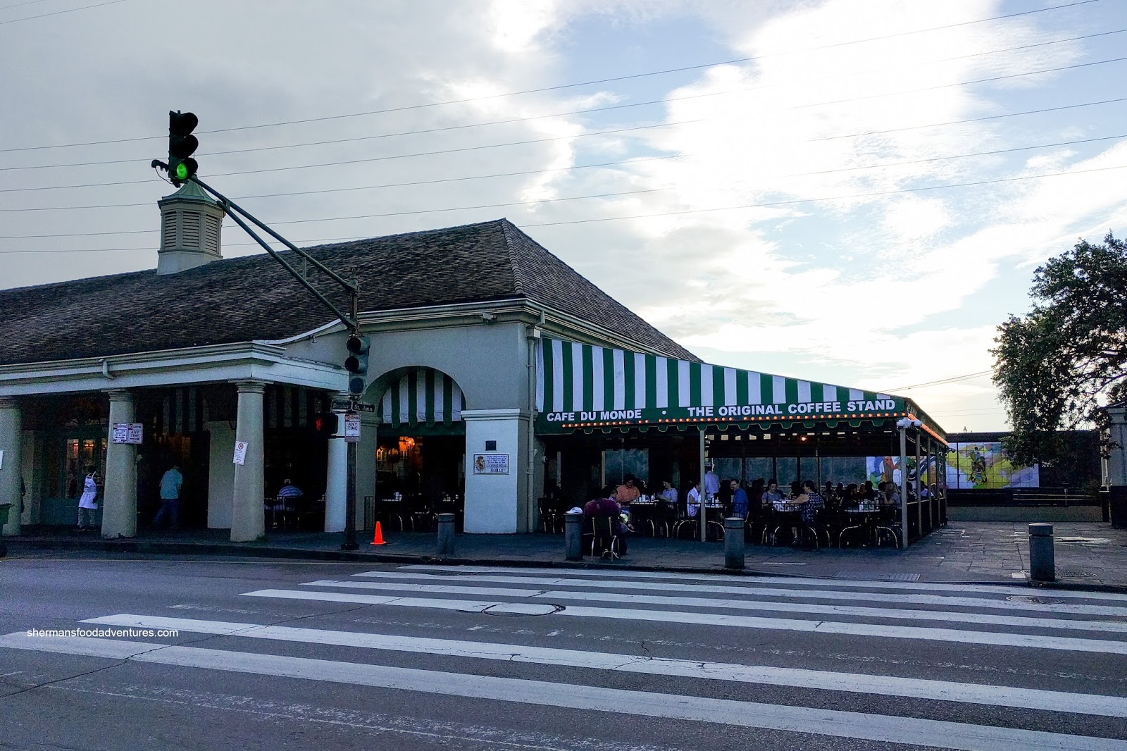 Sherman's Food Adventures Cafe du Monde (French Quarter)