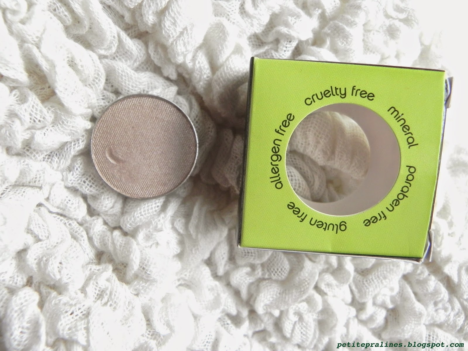 Au Naturale Product Review Red Apple Lipstick Eyeshadow in Champagne