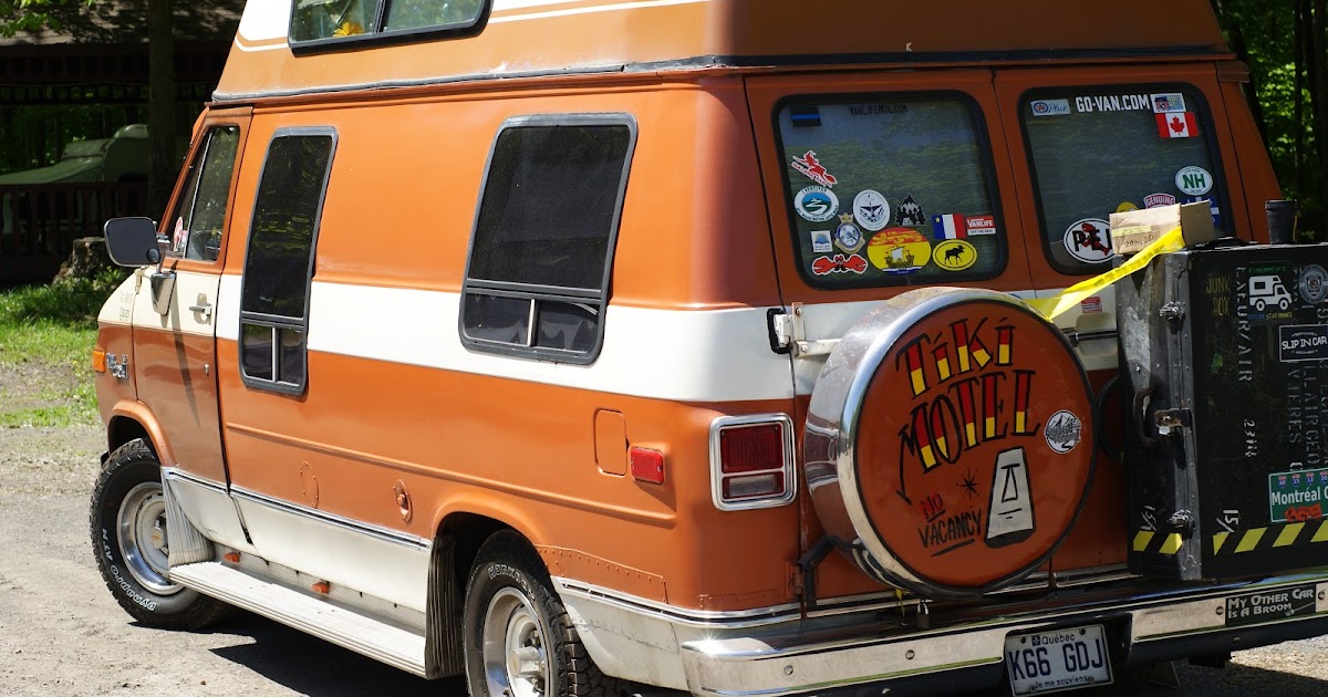 Tiki Motel, l'histoire d'une van, une femme et ses aventures vivant le rêve dans 72 pieds carrés