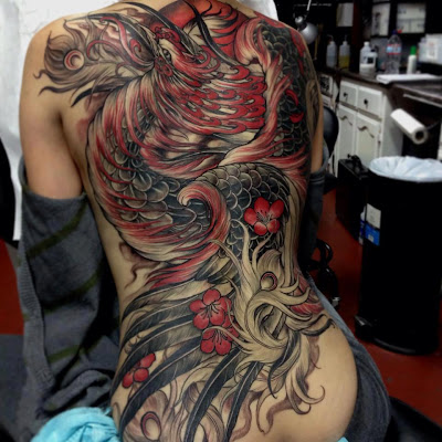 Tatuaje ave Fénix en rojo y negro