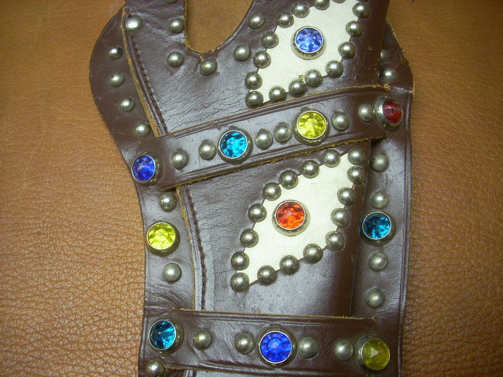 ACE WESTERN BELTS VINTAGE STUDDED JEWELED TOY GUN HOLSTER & BELT