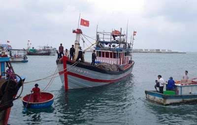 Tàu cá QNg 94635 TS cùng 12 ngư dân bị nạn trên biển đã về tới Đảo Lý Sơn an toàn