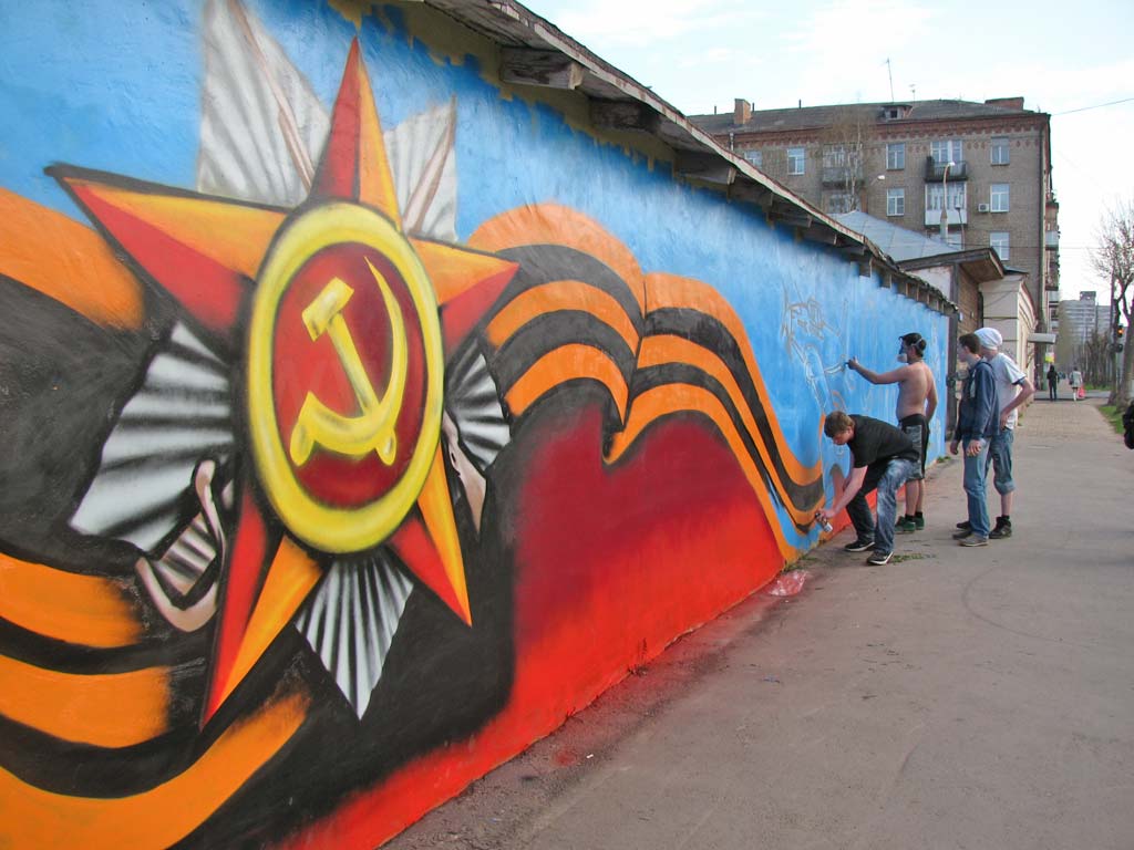 украшение фасада ко дню победы. стена памяти баннер. роспись стены к 9 мая. день победы иллюстрации. украшение фасада ко дню победы.