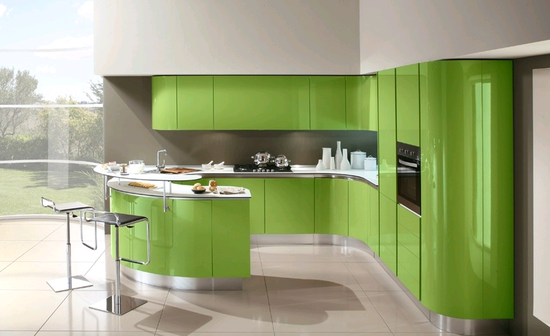 La cucina in verde lucido su sfondo grigio con basi e pensili stondati 