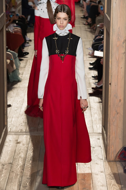 Valentino Fall 2016 Couture Fashion Show: Shakespeare Inspired