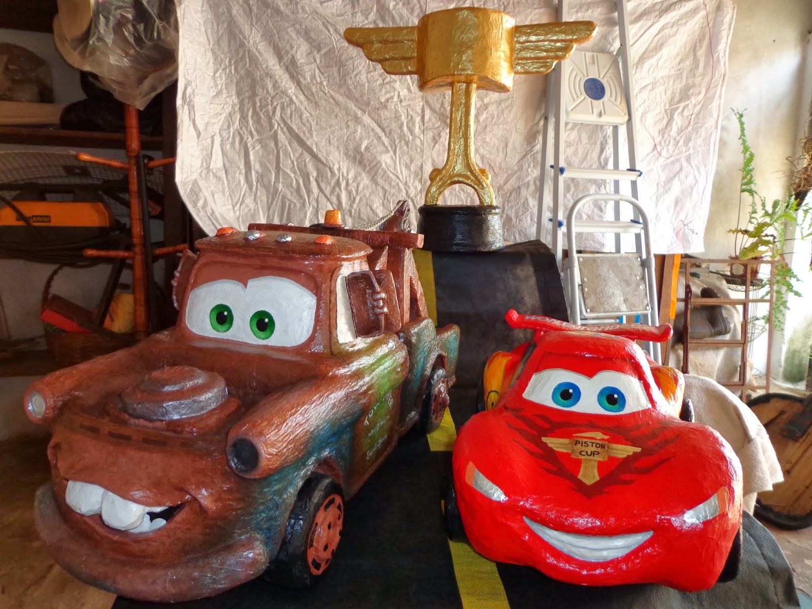 Arte & Festa Mcqueen e Mate e ao fundo troféu copa pistão