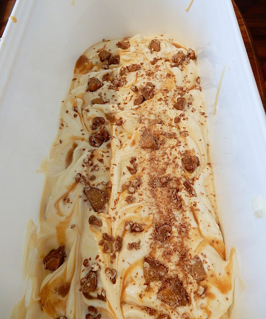 Itse tehty kinuskijäätelö.