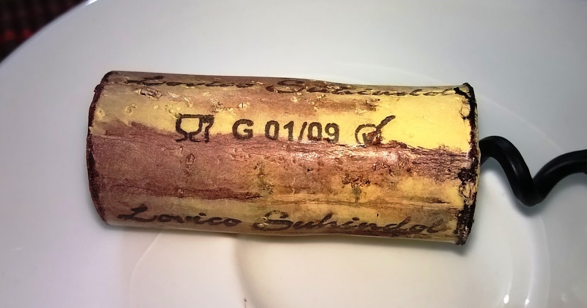 O que fazer quando o garçom entrega a rolha do vinho?