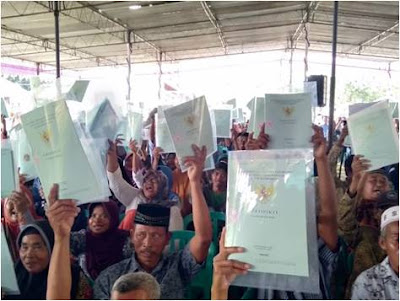 BUPATI SRAGEN SERAHKAN PTSL KE WARGA SUKODONO