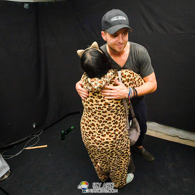 Native Leopard hugged Ryan Tedder OneRepublic Native Live in Malaysia 2013 =)