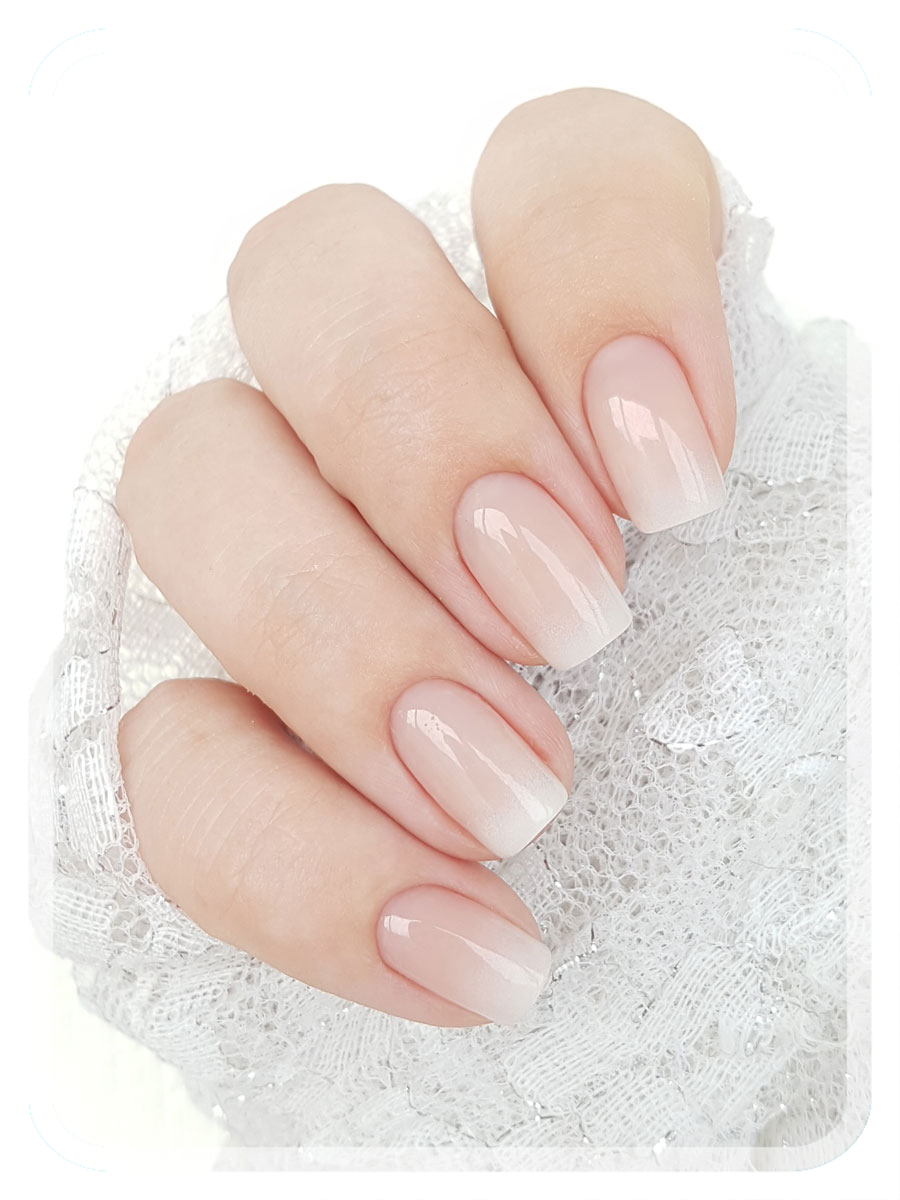 Ногти нюд с белым. Королевский нюдовый маникюр. Ногти белый нюдовый. Белый нюдовый маникюр. Нюдовый прозрачный маникюр