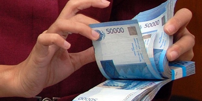 Penulis yang Arif Apoteker yang gajinya paling besar