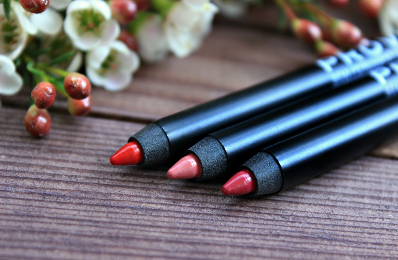 Мейбелин тату лайнер карандаш для глаз. Provoc подводка гелевая в карандаше для глаз. Как точить гелевый карандаш. Карандаш для глаз с точилкой. Выкручивающийся контурный карандаш для глаз.