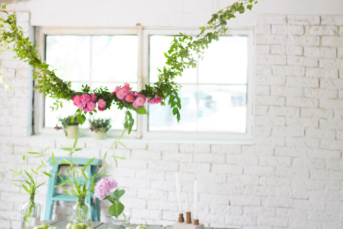 Cómo hacer una guirnalda de ramas y flores diy