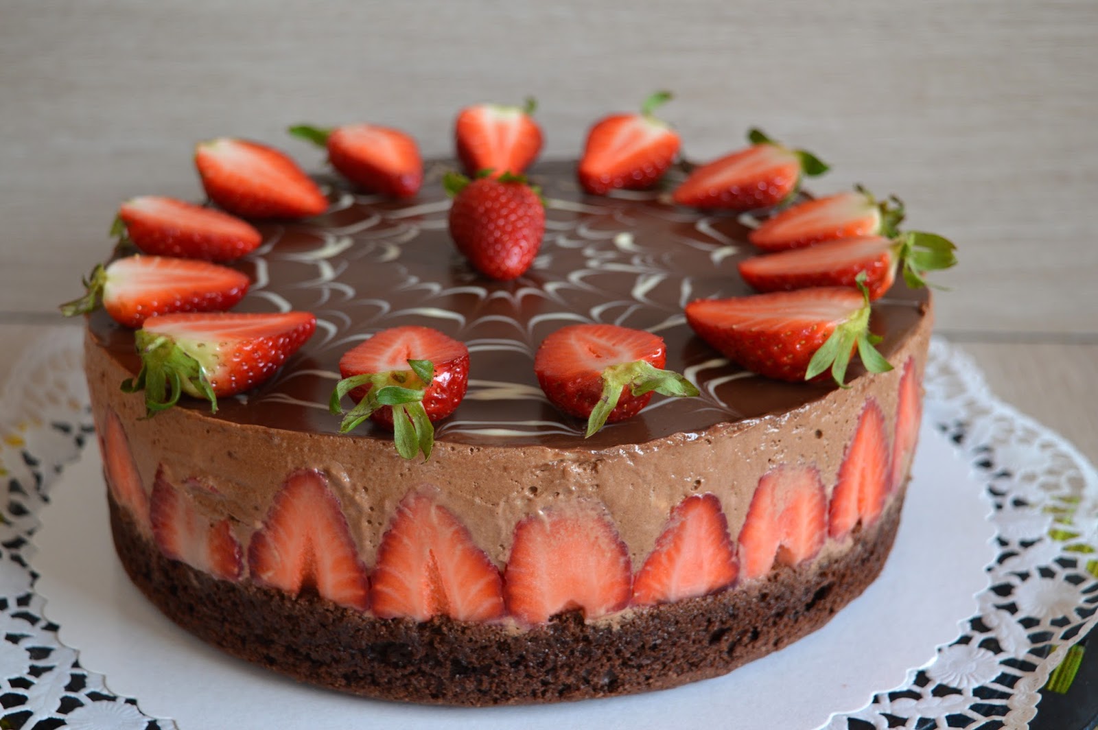 Schoko-Erdbeer-Mousse-Torte. | Strawberry mousse cake, Easy cake ...