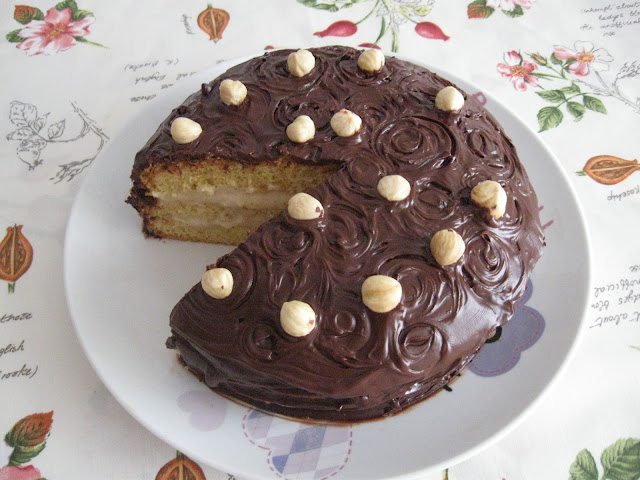 pastel de chocolate y avellanas