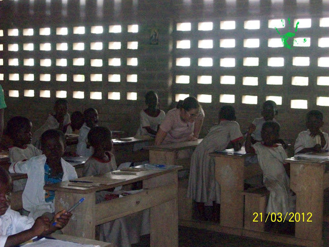 bambini in classe per la prova finale di valutazione in Africa
