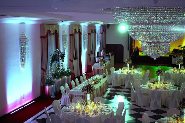 białe dekoracje kwiatowe sali i świece wesele Sulisław