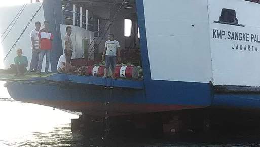 Penumpang KMP. Sangke Pallangga Dievakuasi, Kapal Ini Kandas, Di Pulau Karang Marpokot NTT