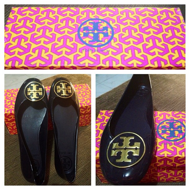 SHOE SPOTTING | Tory Burch Navy Flats - THE RED LIPPIE ADVENTURES