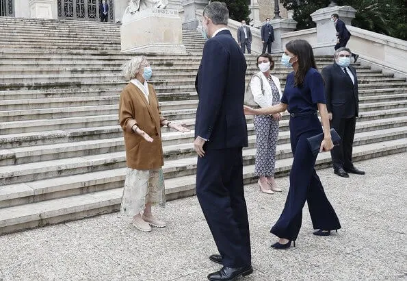 Queen Letizia wore Hugo Boss short-sleeved top and Hugo Boss trousers, wore a pumps by Magrit. carries Carolina Herrera clutch