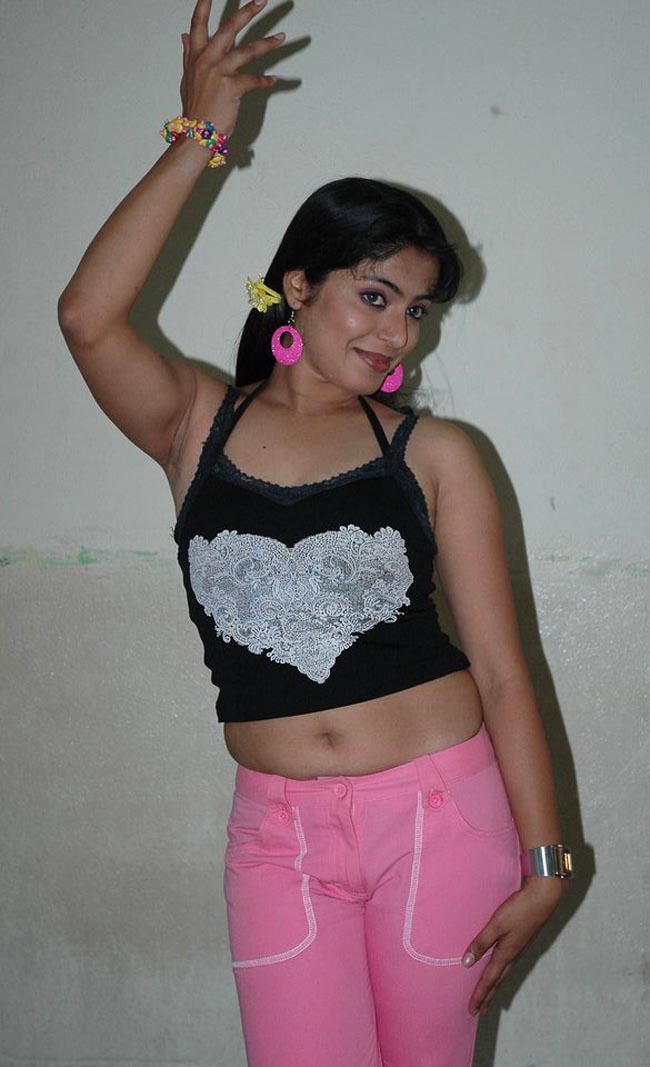 Picmusiq Mallu Actress Reshma Sexy Hanging Boobs Stills