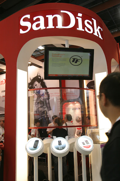 2007 年 Computex 裡的 SanDisk 攤位，李美玲攝影