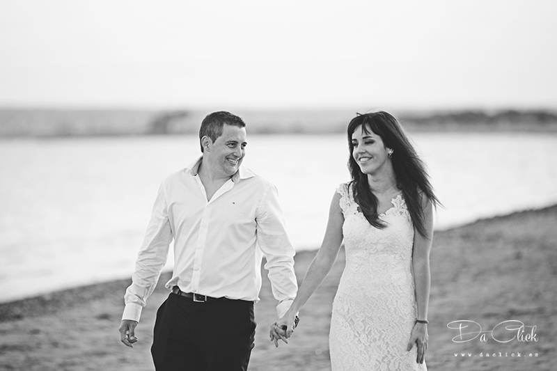 pareja de novios se miran