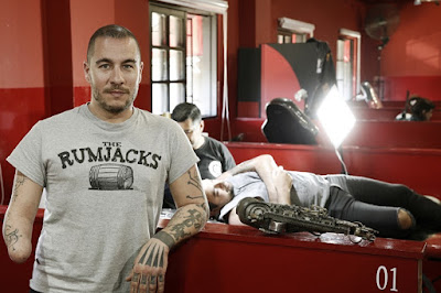 Tatuador sin brazo que logra trabajos increíbles gracias a una prótesis