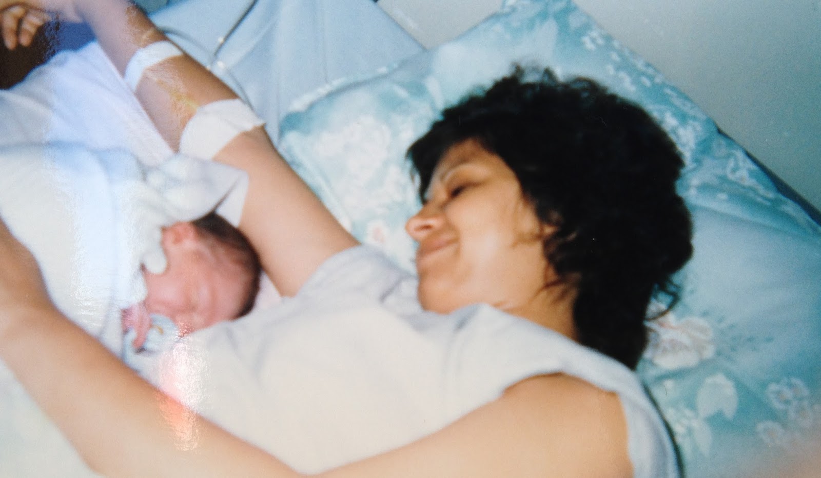 Foto minha de recém-nascido, eu e minha mãe ainda na maternidade.