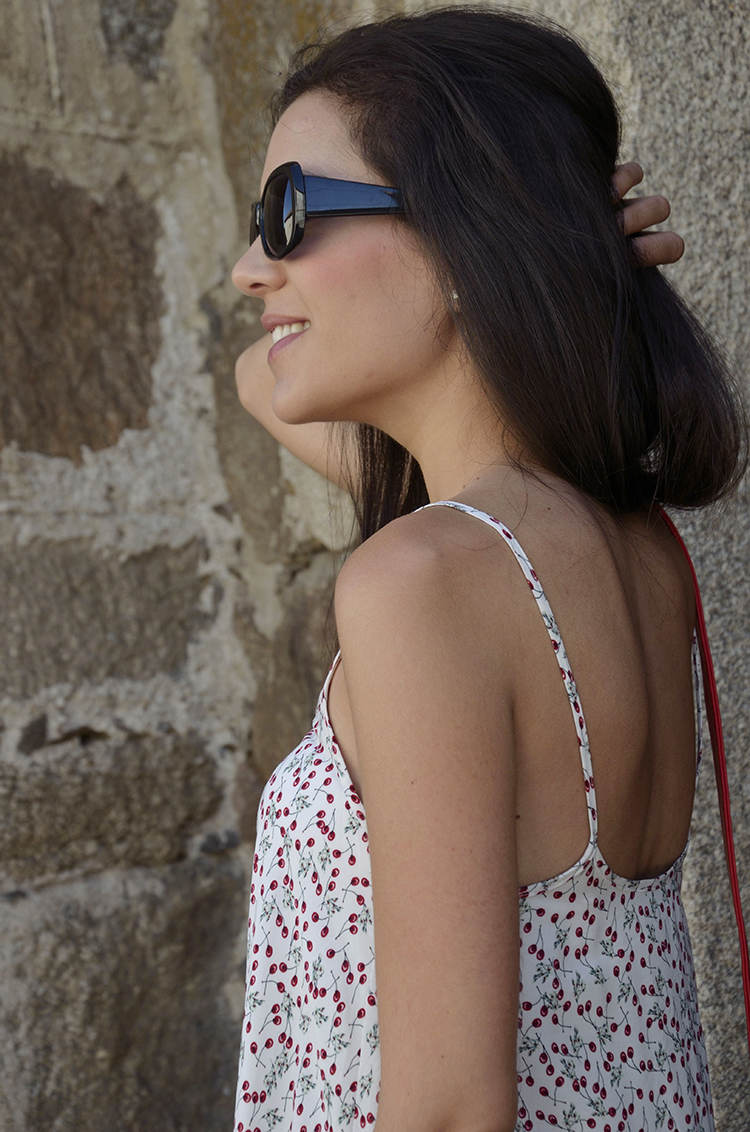 look-verano-mini-falda-top-volantes-summer-outfit-trends-gallery-blogger-cerezas-cherries