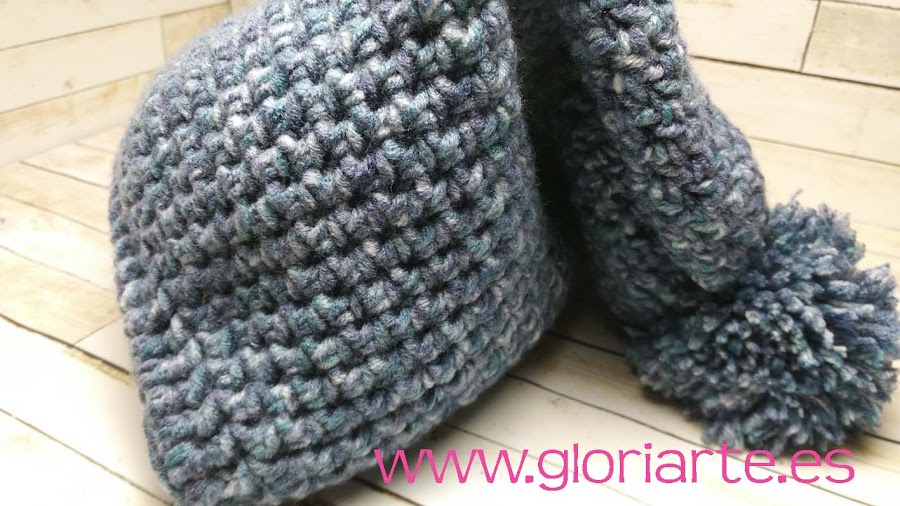 vista de cerca de la boina caida o slouchy beanie de crochet