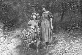 Марина Цветаева с дочерью Ариадной. Прага, 1924 г.