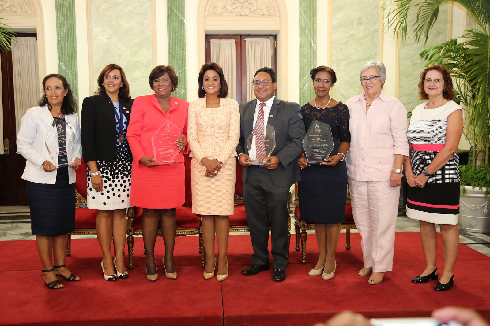 Revista El Cañero CÁNDIDA MONTILLA ENTREGA RECONOCIMIENTO PEDIATRA DEL AÑO