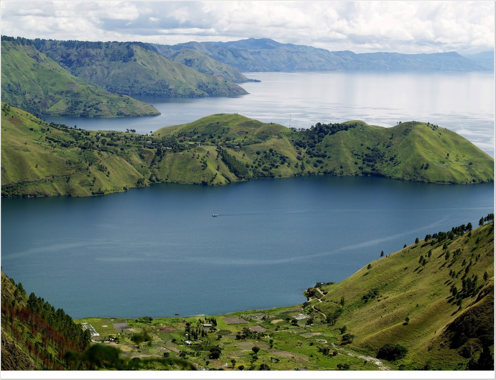 Danau Toba backpacker experience with traditional Batak culture