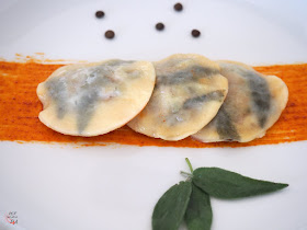 Versión de los raviolis de cotechino y lentejas del chef Massimo Bottura. El cotechino es un embutido italiano de la región de Módena que cocinado con lentejas es un plato típico de Nochevieja